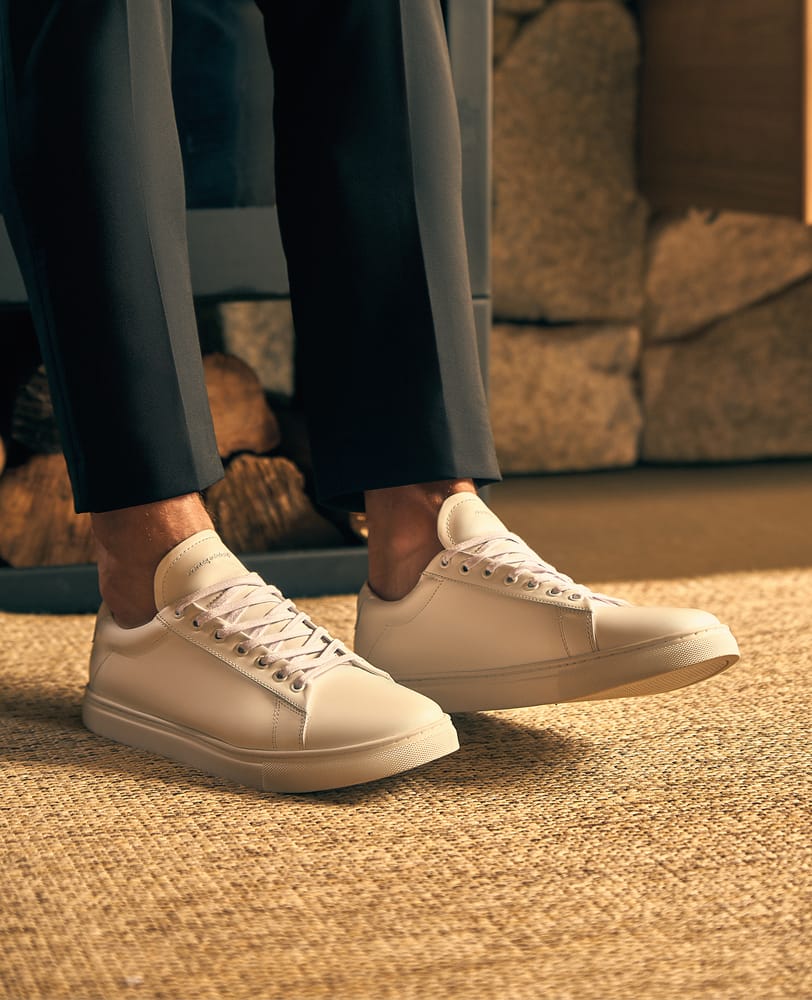 Tenis casual branco RSX no pe em look masculino
