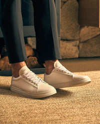 Tenis casual branco RSX no pe em look masculino