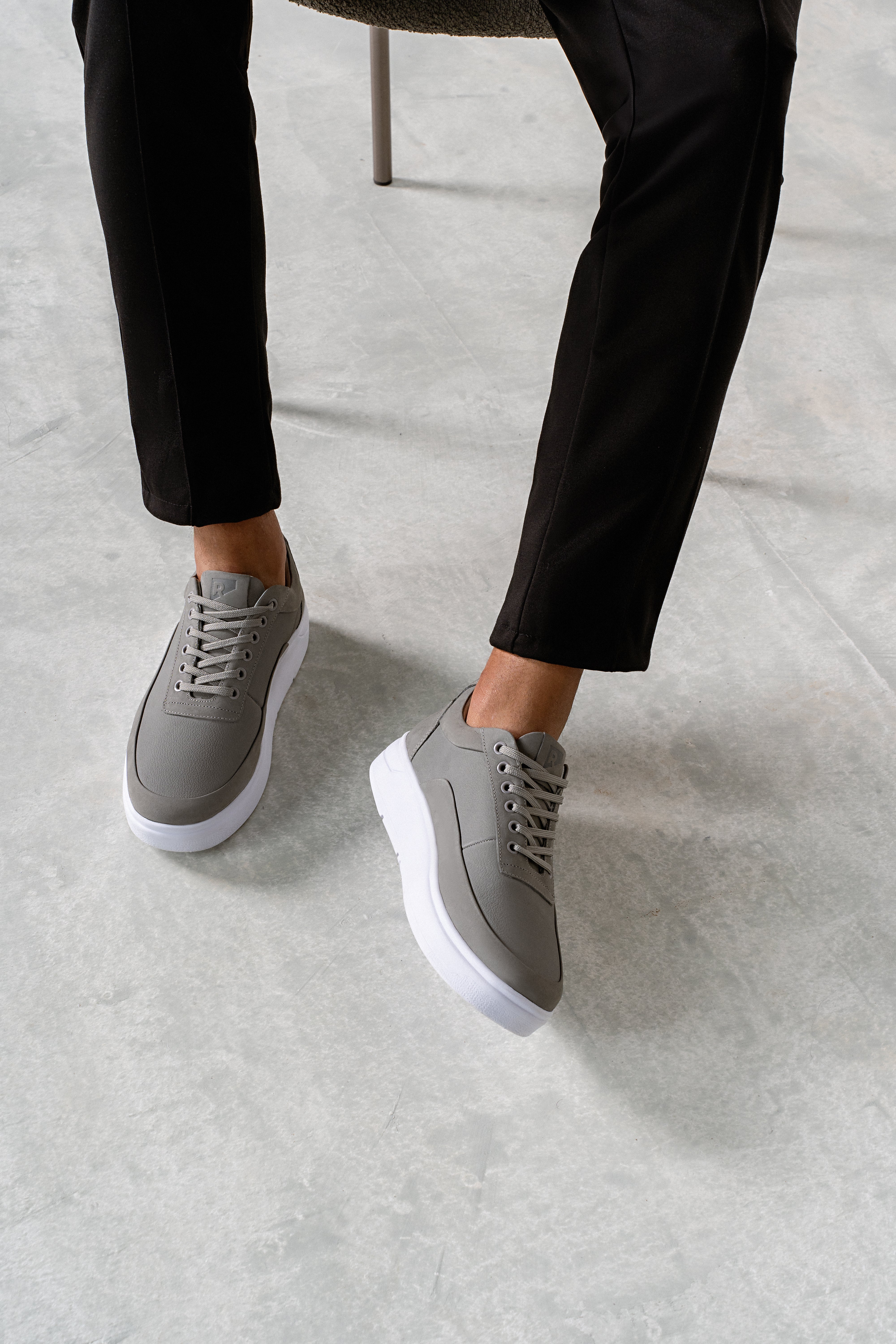 Tenis casual cinza RS7 no pe em look masculino