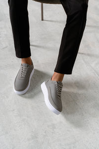 Tenis casual cinza RS7 no pe em look masculino