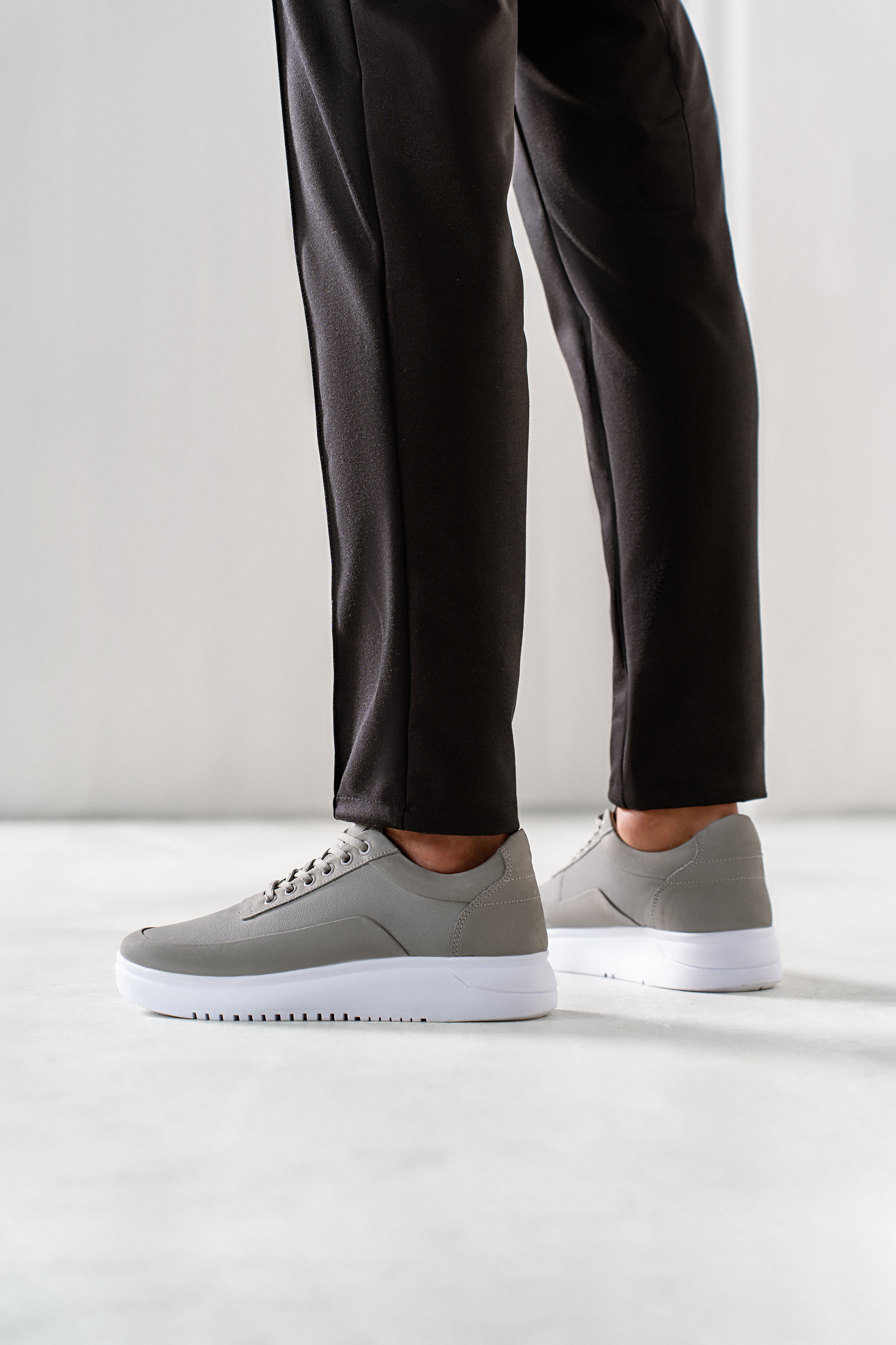 Tenis casual cinza RS7 no pe em look masculino calcanhar