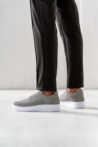 Tenis casual cinza RS7 no pe em look masculino calcanhar