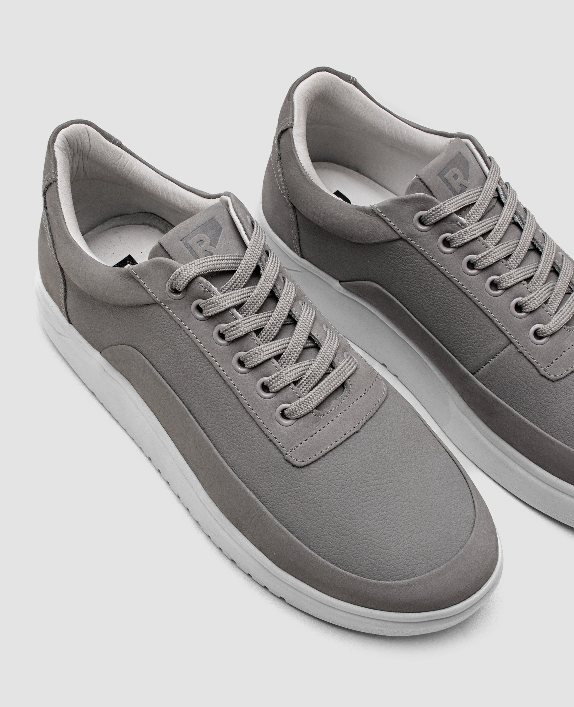 Tenis casual cinza RS7 vista superior do cabedal