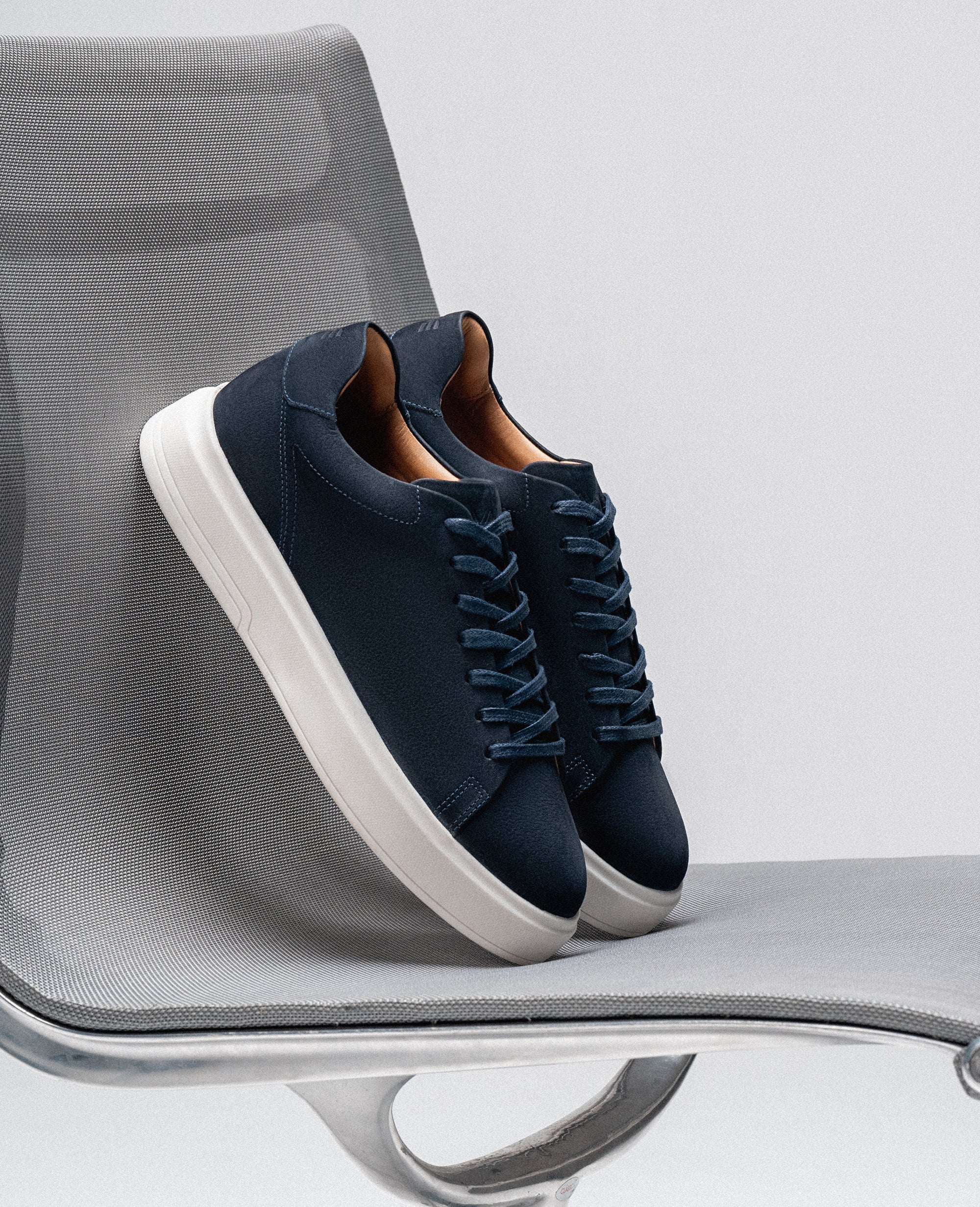 Tenis Casual Marinho RS6 Avant Lateral na Cadeira
