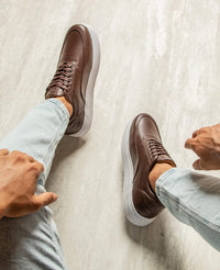 Tenis casual marrom RS7 no pe em look masculino