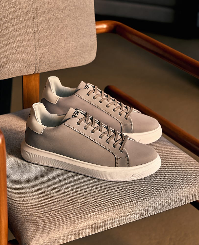 Tenis casual nobuck cinza RS8 vista lateral na cadeira