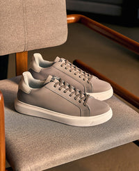 Tenis casual nobuck cinza RS8 vista lateral na cadeira