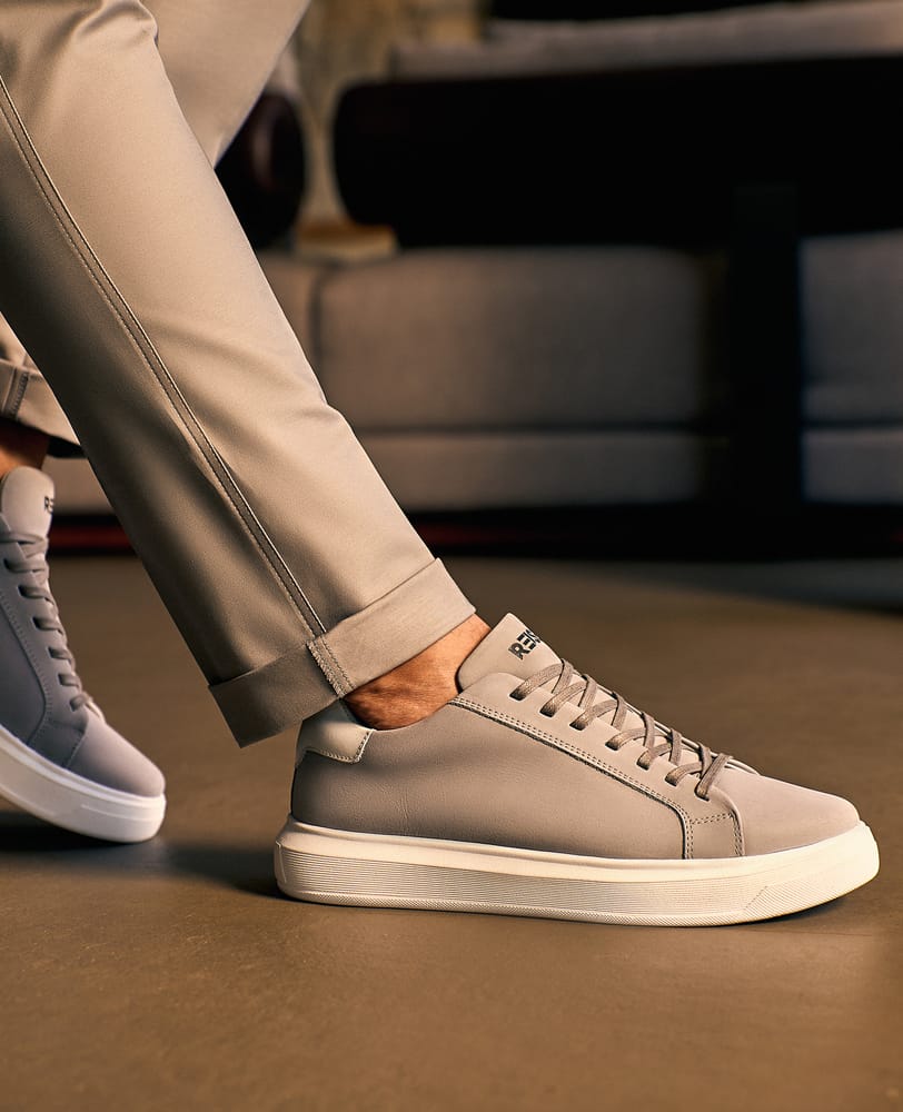 Tenis Casual Nobuck Cinza RS8 No pe Lateral