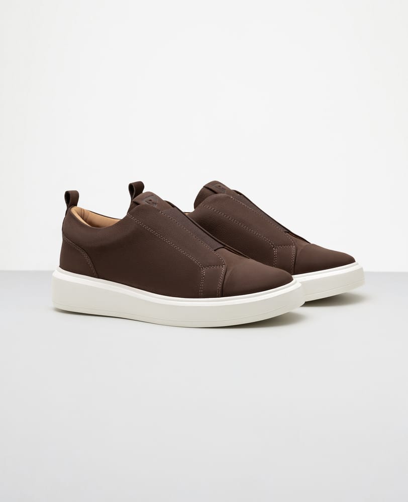 Tenis casual nobuck marrom Macan e vista lateral externa