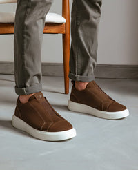 Tenis casual nobuck marrom Macan e no pe em look masculino