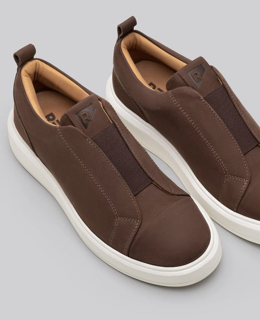 Tenis casual nobuck marrom Macan e vista superior do cabedal