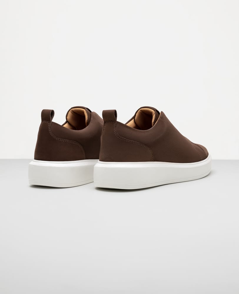 Tenis casual nobuck marrom Macan e vista traseira do calcanhar