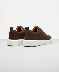 Tenis casual nobuck marrom Macan e vista traseira do calcanhar