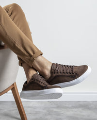 Tênis casual nobuck marrom stoned RS6 no pé em look masculino