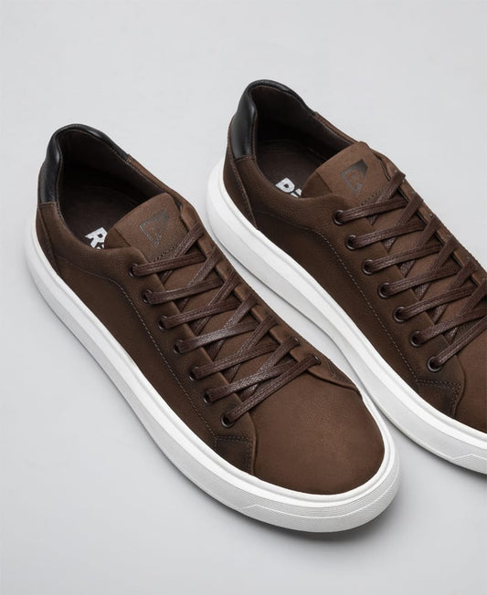Tênis casual nobuck marrom stoned RS6 vista superior do cabedal e lingueta