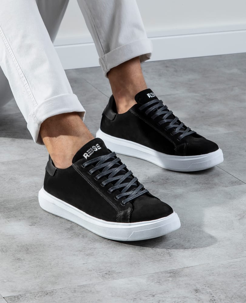 Tenis casual nobuck preto RS8 no pe em look masculino