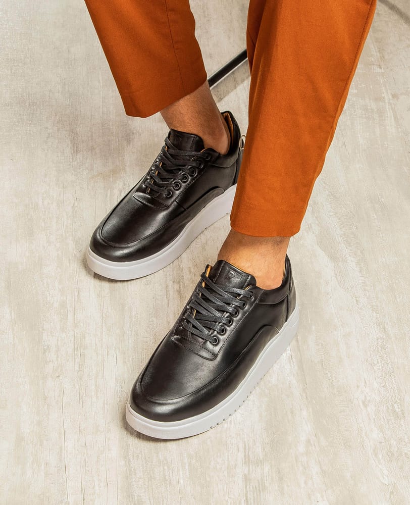 Tenis casual preto RS7 no pe em look masculino