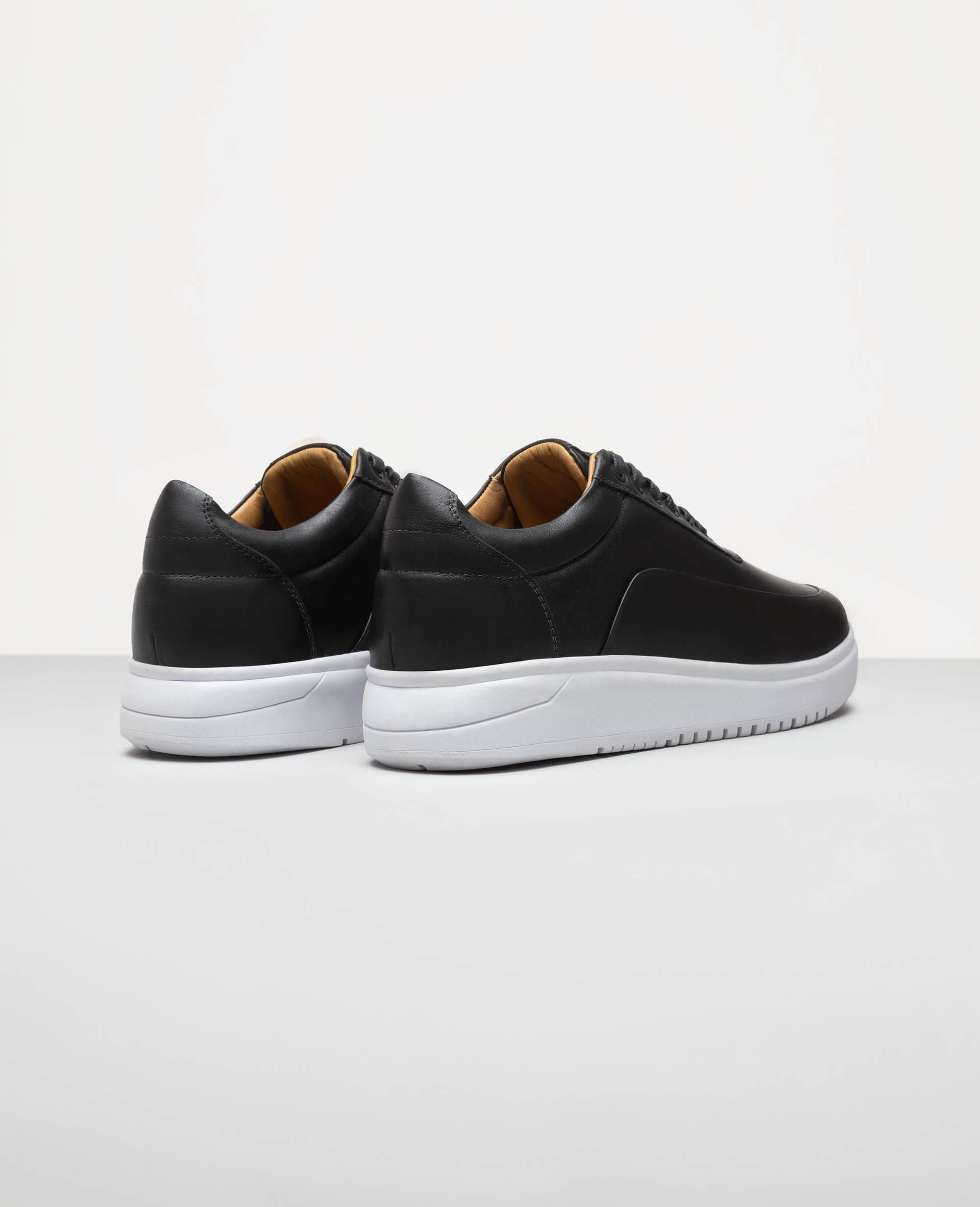 Tenis casual preto RS7 vista traseira do calcanhar