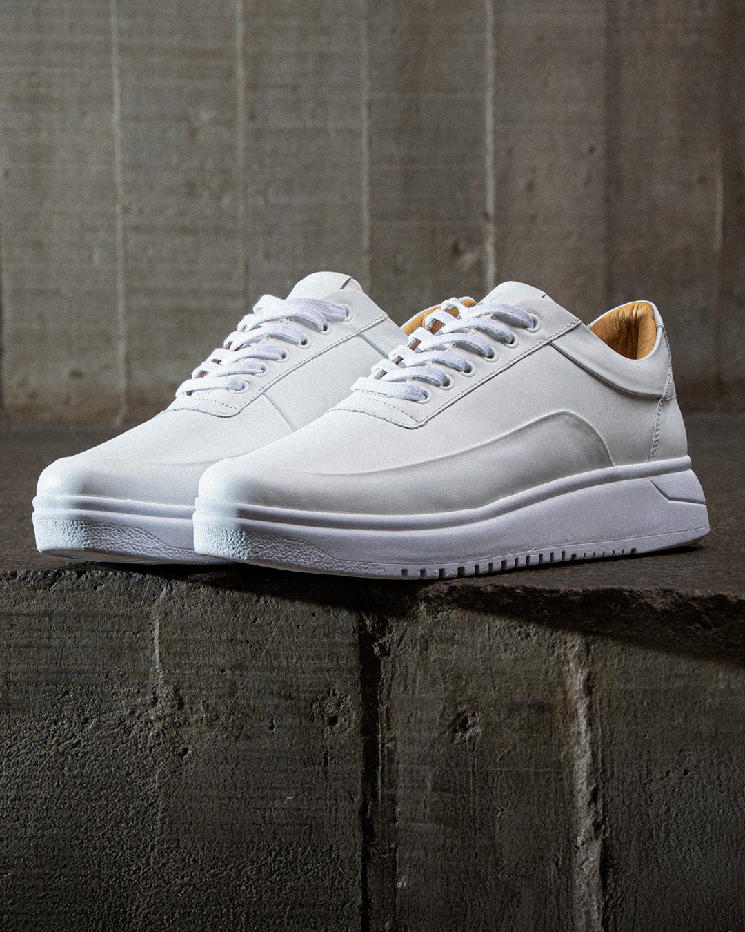 tênis preto com solado branco RS8 AVANT