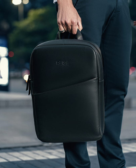 Mochila Slim Couro Preta I NYC